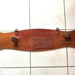 Pr&eacute;sentoir d'origine carabine WINSCHESTER cuir. (Objet rare).
