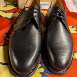 Vends paire de chaussures neuves militaires.