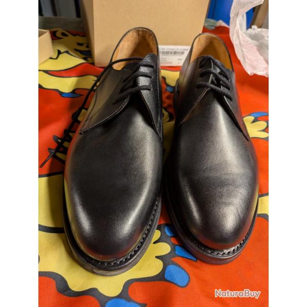 Vends paire de chaussures neuves militaires.