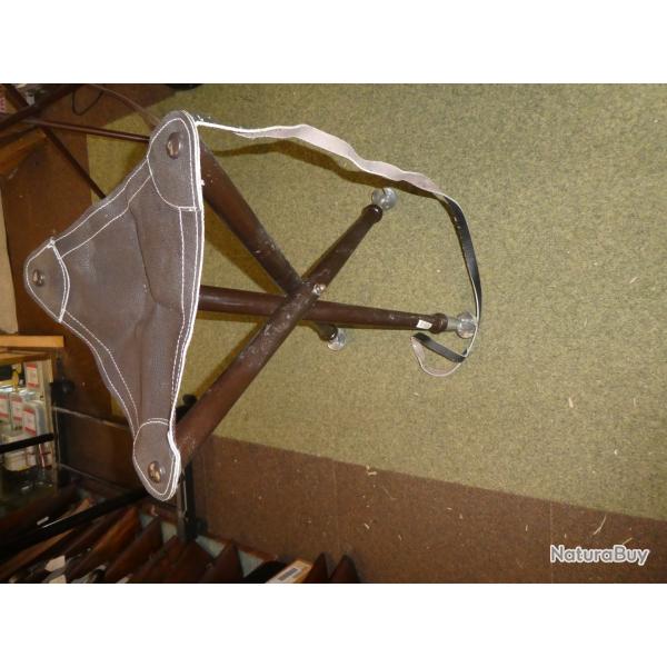 Si�ge tr�pied pliant en cuir avec imperfections et pieds en aluminium