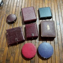 LOT DE 8 bo&icirc;te - &eacute;crin ancien &agrave; m&eacute;daille XlX &Eacute;ME