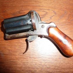 RARE REVOLVER POIVRIERE A BROCHE CAL 7 MM A 6 COUPS