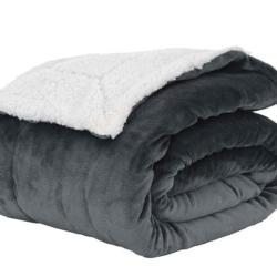 Plaid polaire polyester gris fonc&eacute; 150x130 cm doux chaud l&eacute;ger