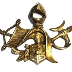 Troph&eacute;e h&eacute;raldique en bronze avec heaume ducal.