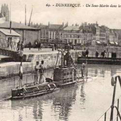 Carte postale ancienne Dunkerque Un Sous-Marin dans les Ecluses -N&deg;8903