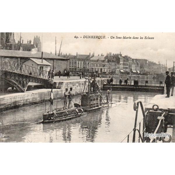 Carte postale ancienne Dunkerque Un Sous-Marin dans les Ecluses -N�8903