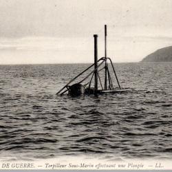 Carte postale ancienne - Marine de Guerre, Torpilleur Sous-Marin effectuant -N&deg;8905