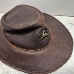 Chapeau de chasse cuir avec pin's lapin/ corp de chasse