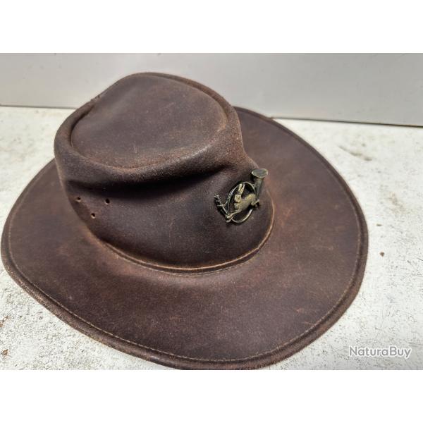 Chapeau de chasse cuir avec pin's lapin/ corp de chasse