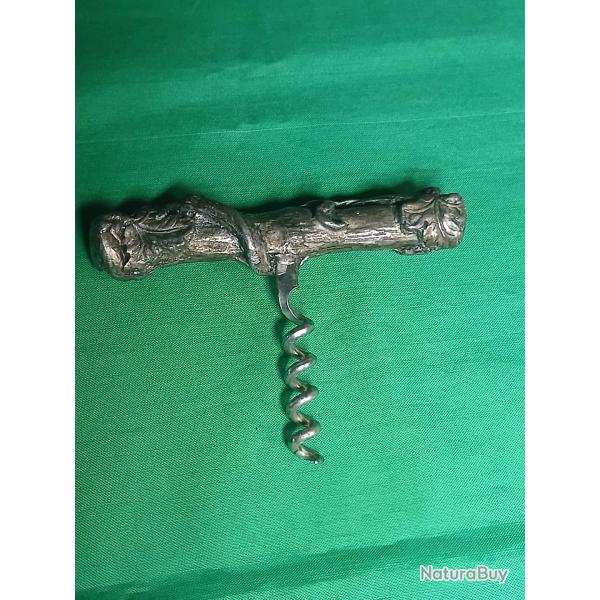 Tire-bouchon vintage en m�tal d�cor   d'un cep de vigne