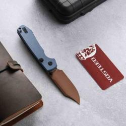 Couteau Vosteed Raccoon Top Liner Lock Lame Acier 14C28N Copper Dune Manche Blue G10 IKBS VOSA2909