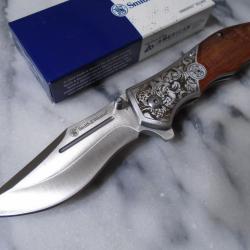 Couteau Smith&Wesson Unwavered Semi Auto Lame Acier 8Cr13MoV Manche Bois Mitres D&eacute;cor&eacute;es SW1193150