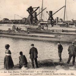 Carte postale ancienne, Calais, sous-marins Ventose et Germinal, navire Lance, -N&deg;8927