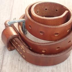 Tr&egrave;s belle lani&egrave;re en cuir. Brelage, paquetage sac &agrave; dos. L du cuir : 65 cm