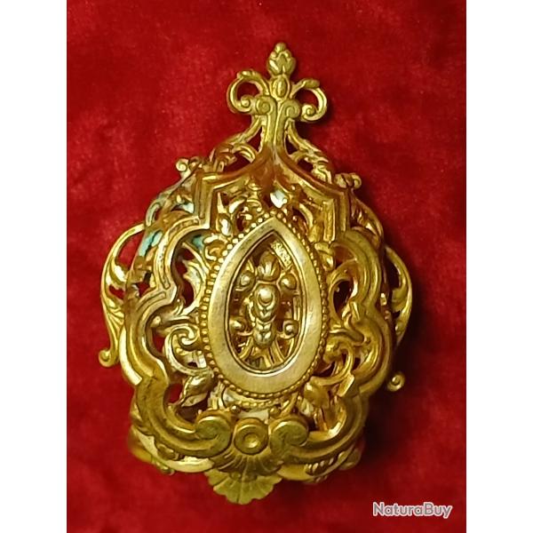 Ancienne agrafe de manteau en laiton ajour� de style Art Nouveau