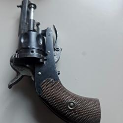 Revolver &agrave; d&eacute;tente pliante de type "puppy" ou "bulldog" du XIXe