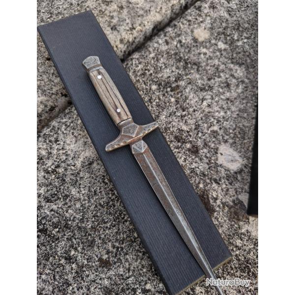 Dague de vertu h�tre �chauff� sans prix de r�serve