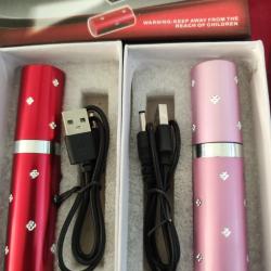 Promo . Lot de deux Tasers Shocker type rouge a l&egrave;vre avec lampe. Sans frais de port
