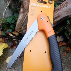Couteau Scie Pliante Fiskars Lame Acier Tremp&eacute; Manche Softgrip Noir/Orange M&eacute;canisme de Verrouillage