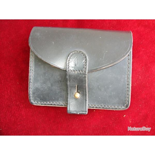 Cartouchi�re noire type LEBEL en cuir noir . ( collection ) .