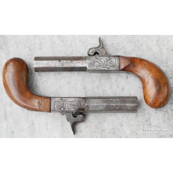 Rare paire homog�ne pistolets percussion coffre calibre 13 mm SDD26PIS002