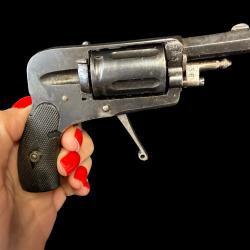 TR&Egrave;S BEAU REVOLVER HAMMERLESS cal. 6mm VELODOG