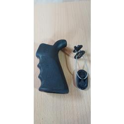 Poign&eacute;e pistolet AR15 Hogue noire avec beaver tail, finger grooves et cargo pour piles