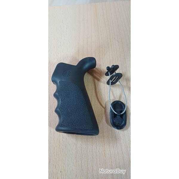Poign�e pistolet AR15 Hogue noire avec beaver tail, finger grooves et cargo pour piles