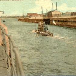 Carte postale ancienne La Rochelle Pallice Sous-marin dans l'&eacute;cluse - N&deg;8952