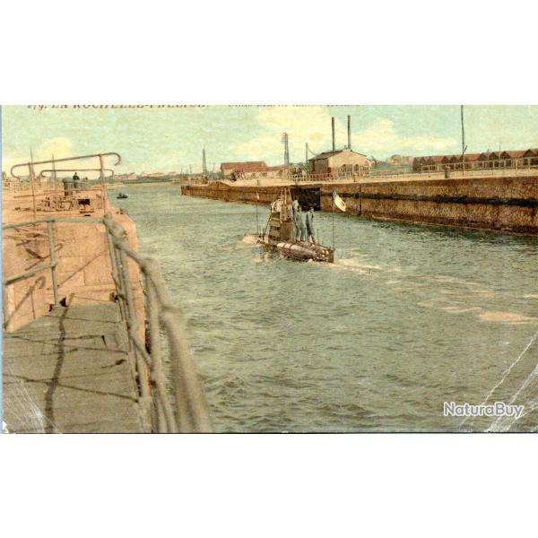 Carte postale ancienne La Rochelle Pallice Sous-marin dans l'�cluse - N�8952