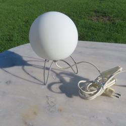 Lampe de table Space Age vintage en &agrave; globe verre opalin avec pieds en m&eacute;tal, par Honsel Leuchten