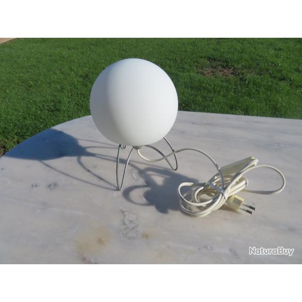 Lampe de table Space Age vintage en � globe verre opalin avec pieds en m�tal, par Honsel Leuchten