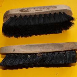LOT DE 2 BROSSES POUR VETEMENTS OU CHAUSSURES , ARTICLE MILITAIRE  DE L'ARMEE FRANCAISE , FABRICATIO