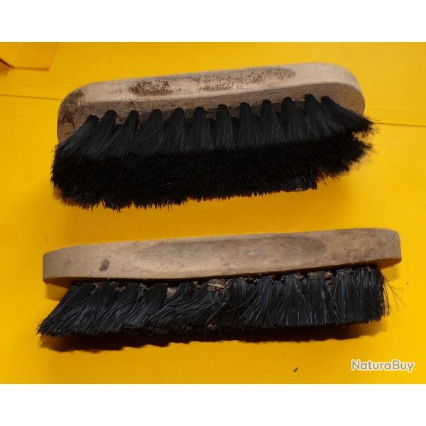 LOT DE 2 BROSSES POUR VETEMENTS OU CHAUSSURES , ARTICLE MILITAIRE  DE L'ARMEE FRANCAISE , FABRICATIO