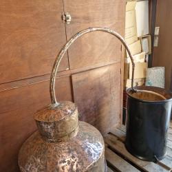 RARE ANCIEN  GROS ALAMBIC DE FABRICATION ARTISANALE EN CUIVRE MARTELE