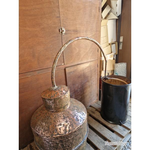 RARE ANCIEN  GROS ALAMBIC DE FABRICATION ARTISANALE EN CUIVRE MARTELE