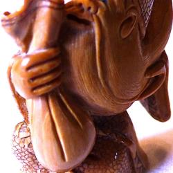TRES VIEUX NETSUKE EN OS SCULPTE D'UN VIEILLARD A LONGUE BARBE TENANT UN BALUCHON - HAUTEUR = 35 mm
