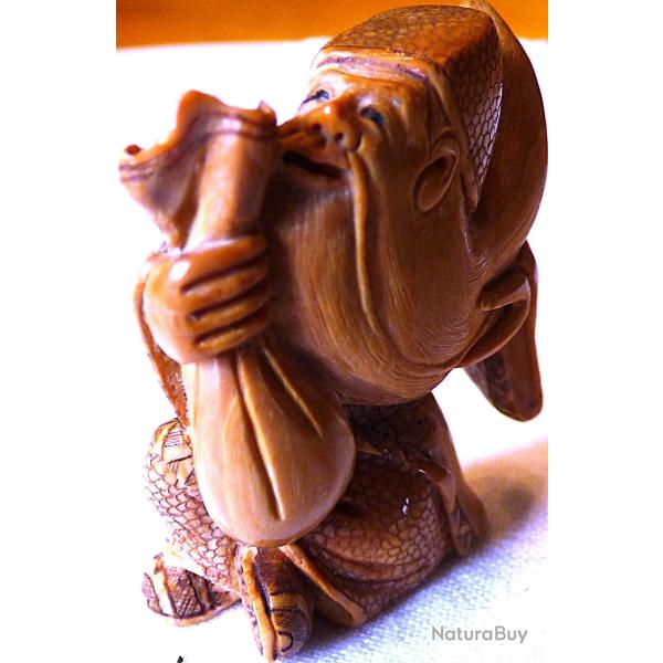 TRES VIEUX NETSUKE EN OS SCULPTE D'UN VIEILLARD A LONGUE BARBE TENANT UN BALUCHON - HAUTEUR = 35 mm