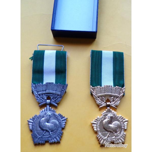 LOT DE 2 MEDAILLES D'HONNEUR REGIONNALE , DEPARTEMENTALE ET COMMUNALE , ECHELON ARGENT ET OR , FABRI