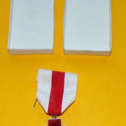 MEDAILLE DES SERVICES DE SANTE FRANCAIS  , ECHELON ARGENT , FABRICATION FRANCAISE   ,BON ETAT VOIR P