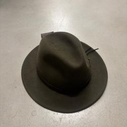 tr&egrave;s beau chapeau feutr&eacute; neuf a vendre aux ench&egrave;res taille 60 vert destockage magasin de chasse