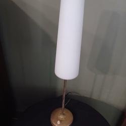 Lampe de table vintage mid-century en verre opaline blanc et laiton dor&eacute;.