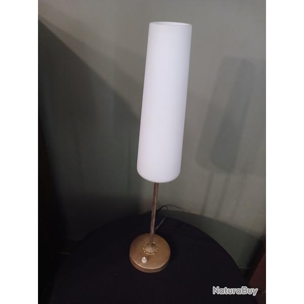 Lampe de table vintage mid-century en verre opaline blanc et laiton dor�.