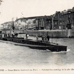 Carte postale ancienne Dieppe sous-marin rentrant au port - N&deg;8971