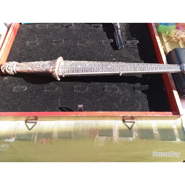 Dague de d�coration tour Eiffel tb etat