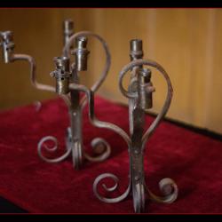 Paire de chandeliers muraux ( fabrication d'arsenaux ) . ( collection ) .