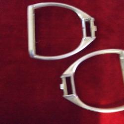 Paire d'&eacute;triers en aluminium pour bardette &agrave; poneys . ( collection ) .