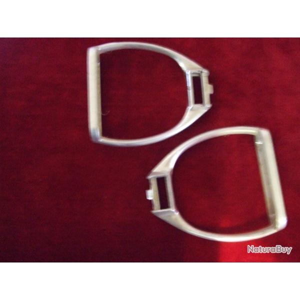 Paire d'�triers en aluminium pour bardette � poneys . ( collection ) .