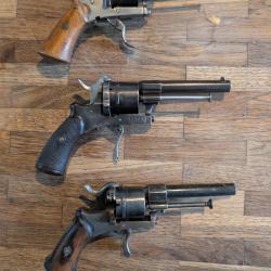 Trois revolvers a broches cal 7 mm