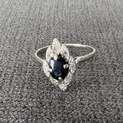 Bague marquise en or blanc, sertie d'un saphir et de diamants - Art d&eacute;co